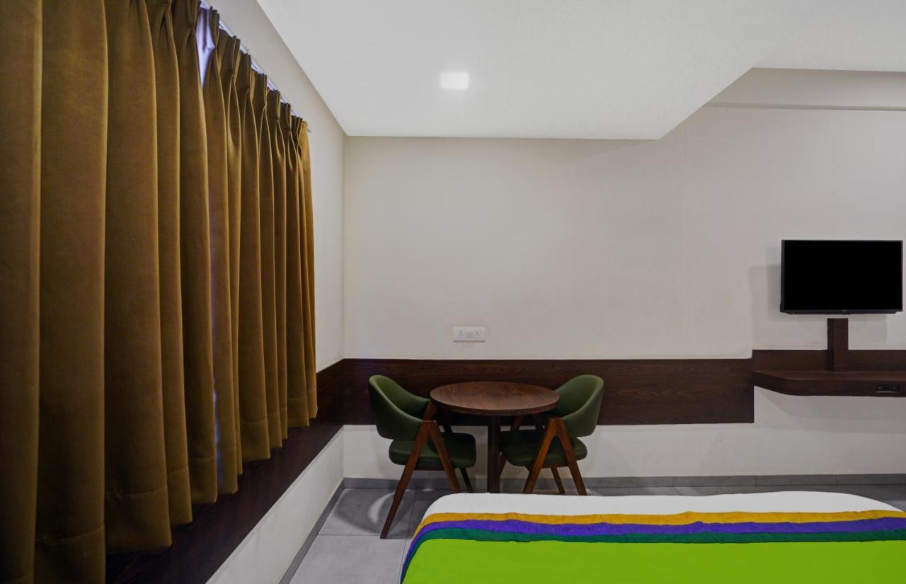 Greenotel Rooms Hazira, Surat Exteriör bild