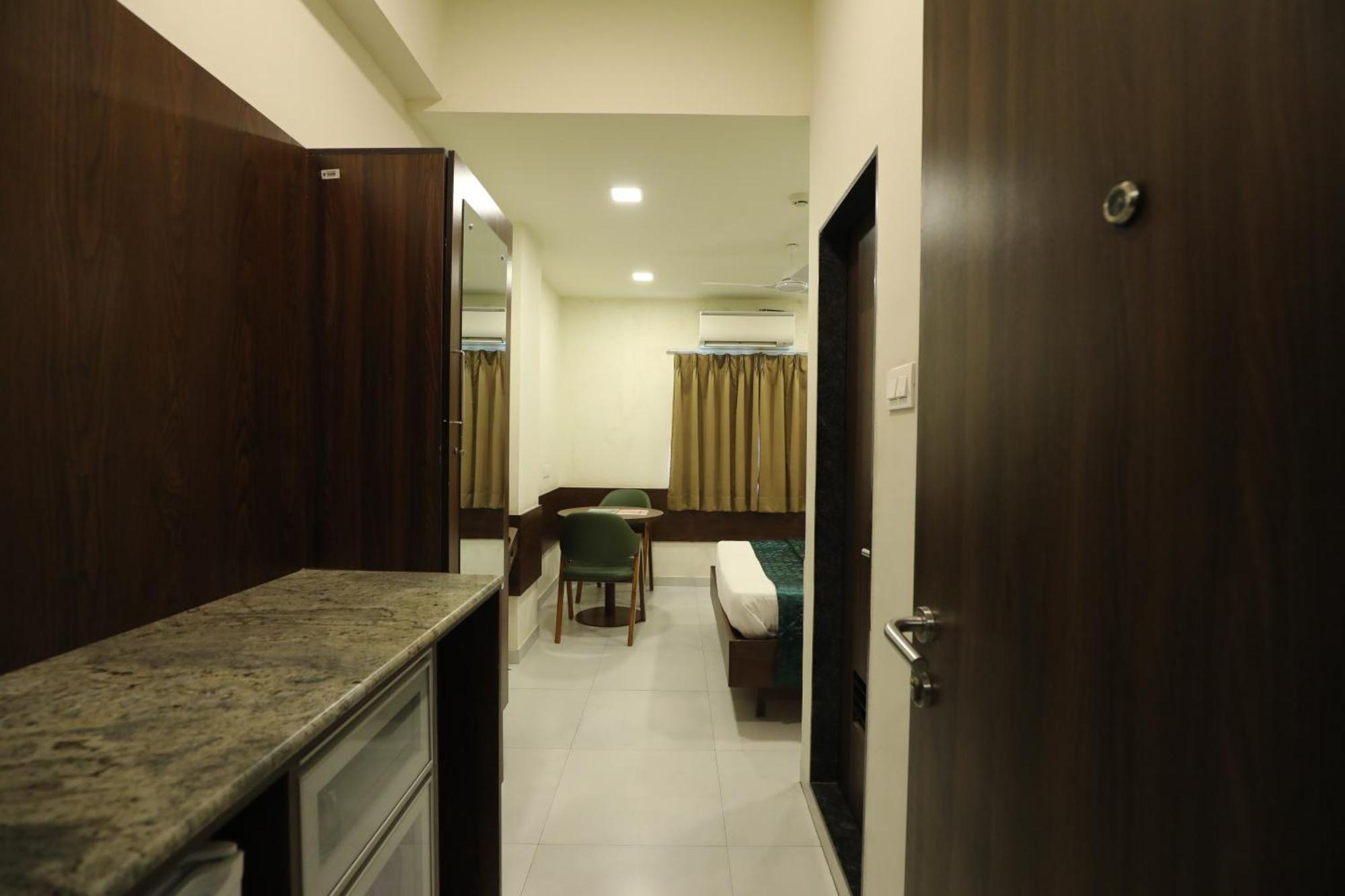 Greenotel Rooms Hazira, Surat Exteriör bild