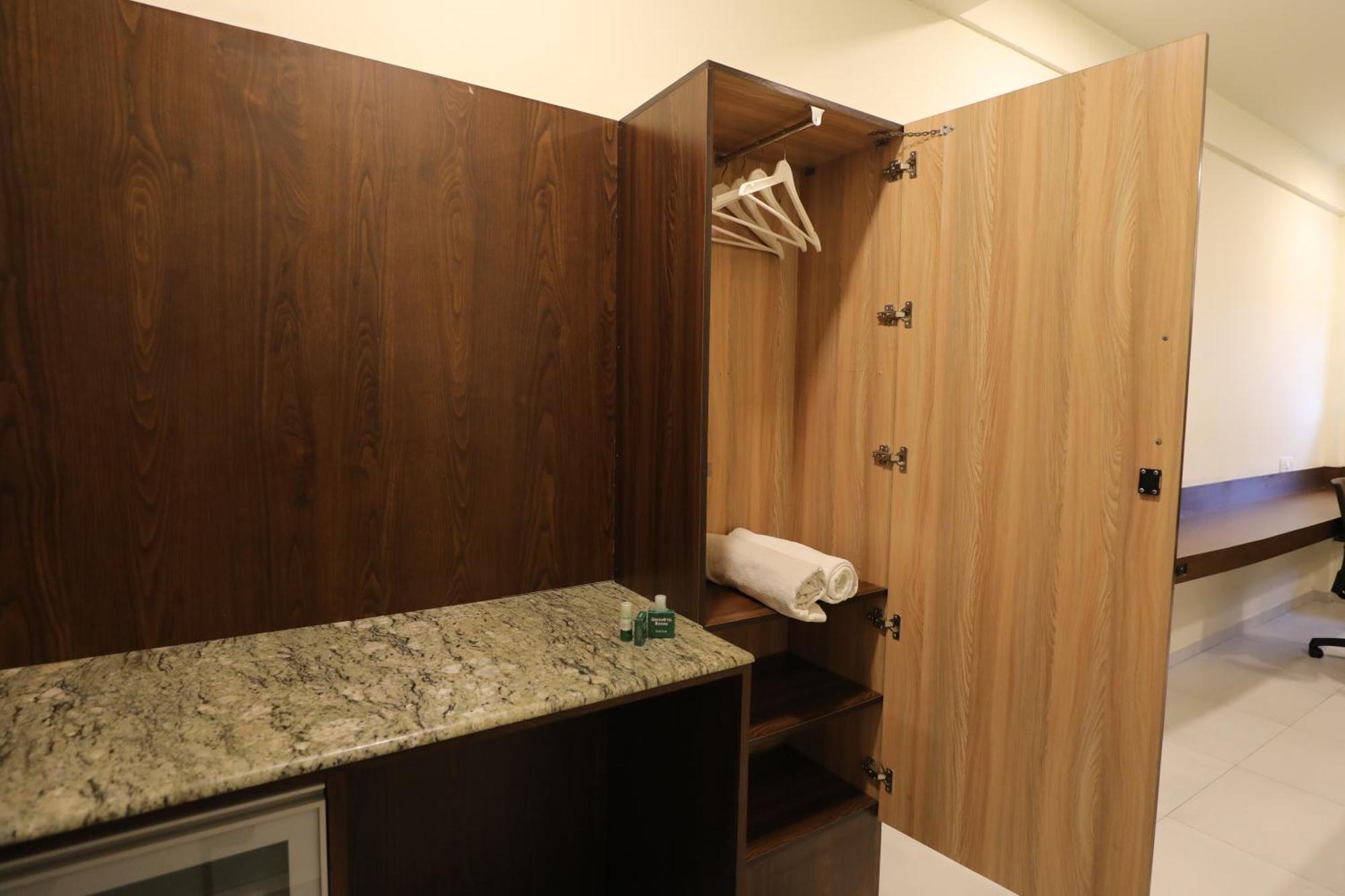 Greenotel Rooms Hazira, Surat Exteriör bild