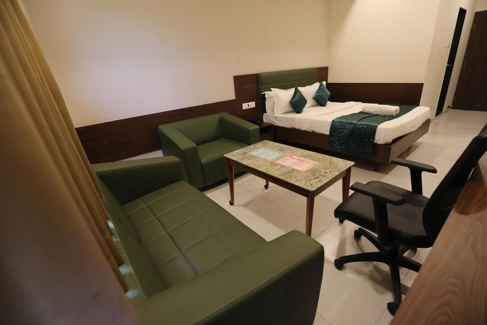 Greenotel Rooms Hazira, Surat Exteriör bild