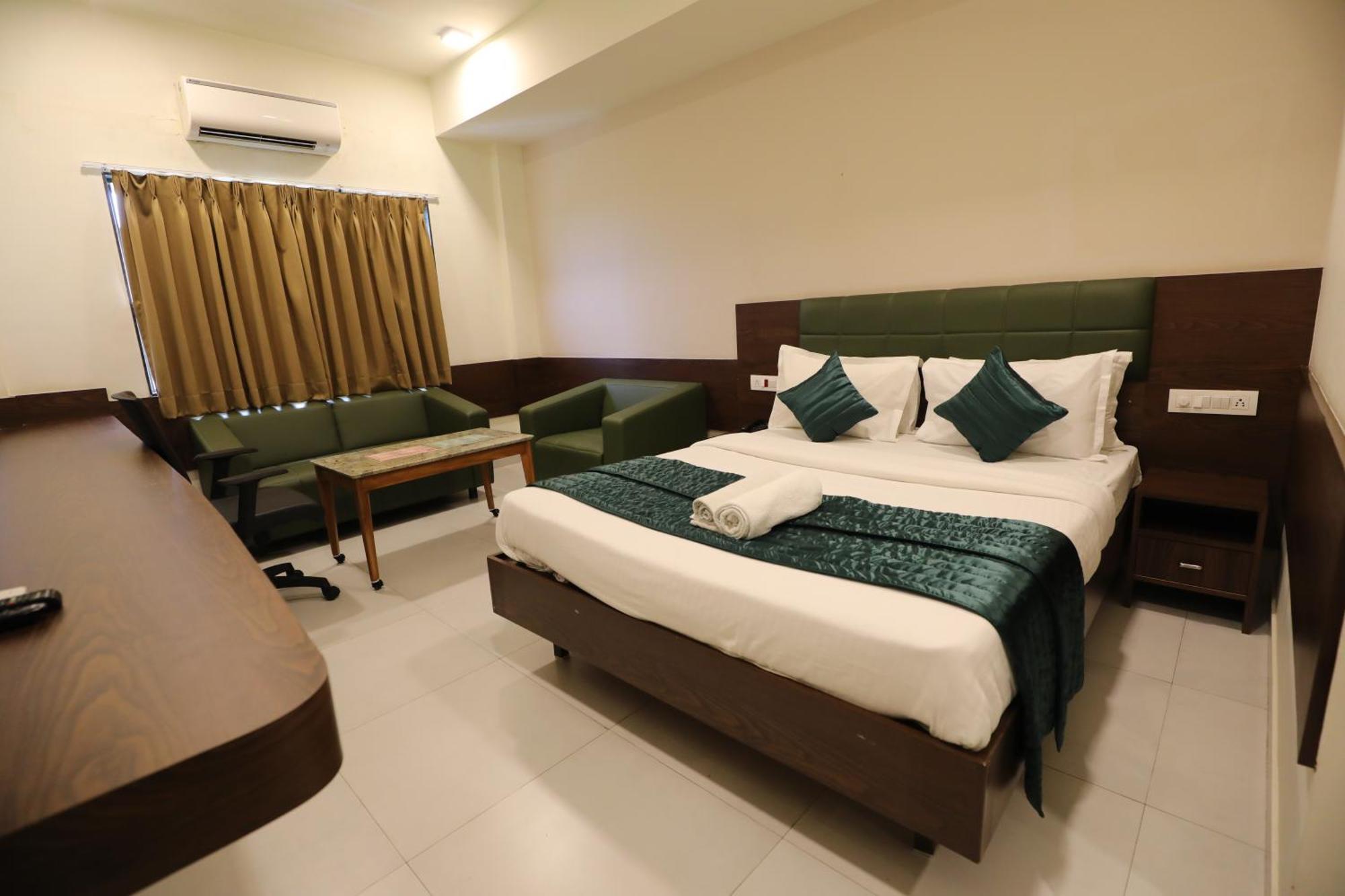 Greenotel Rooms Hazira, Surat Exteriör bild