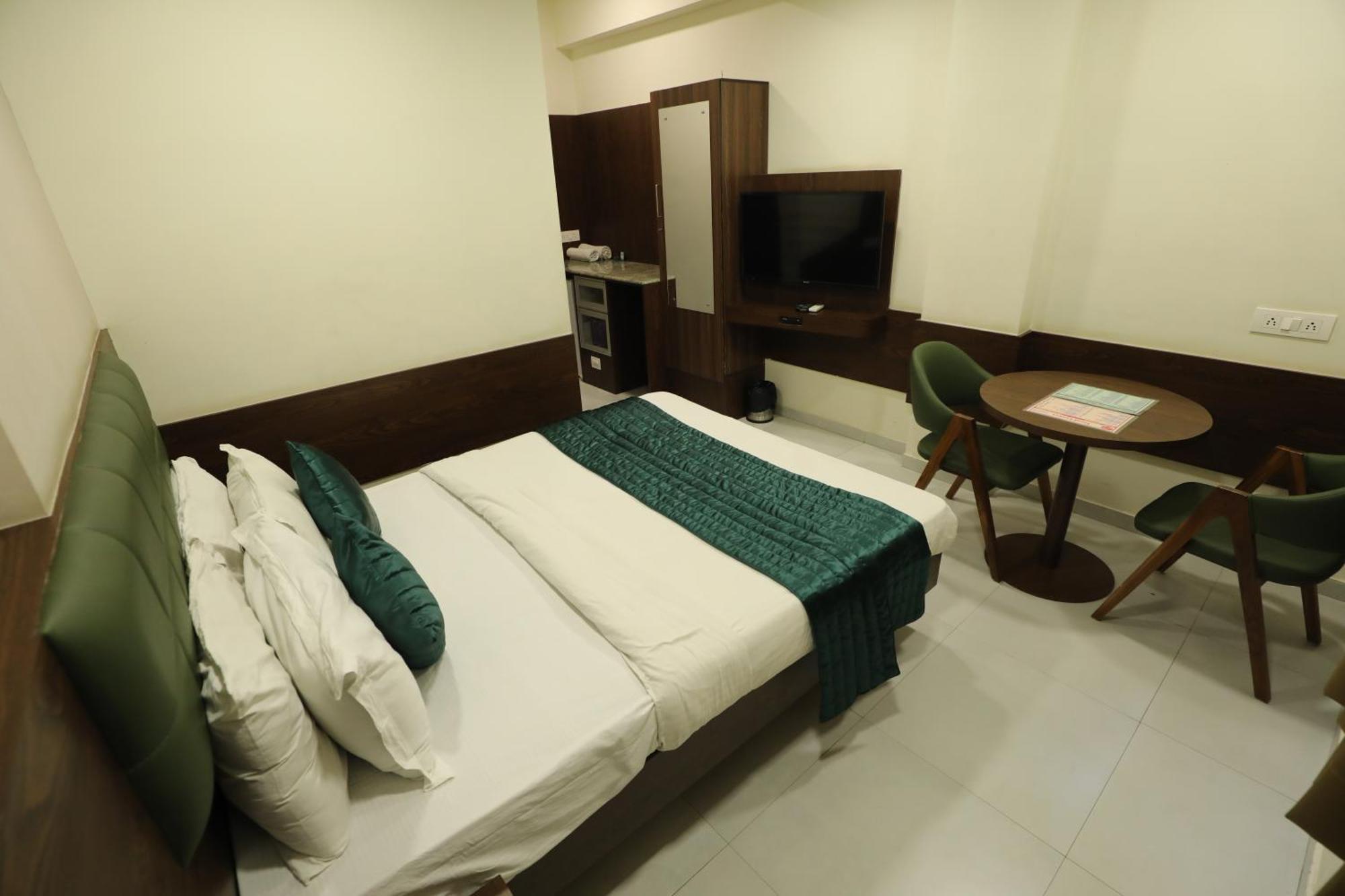 Greenotel Rooms Hazira, Surat Exteriör bild
