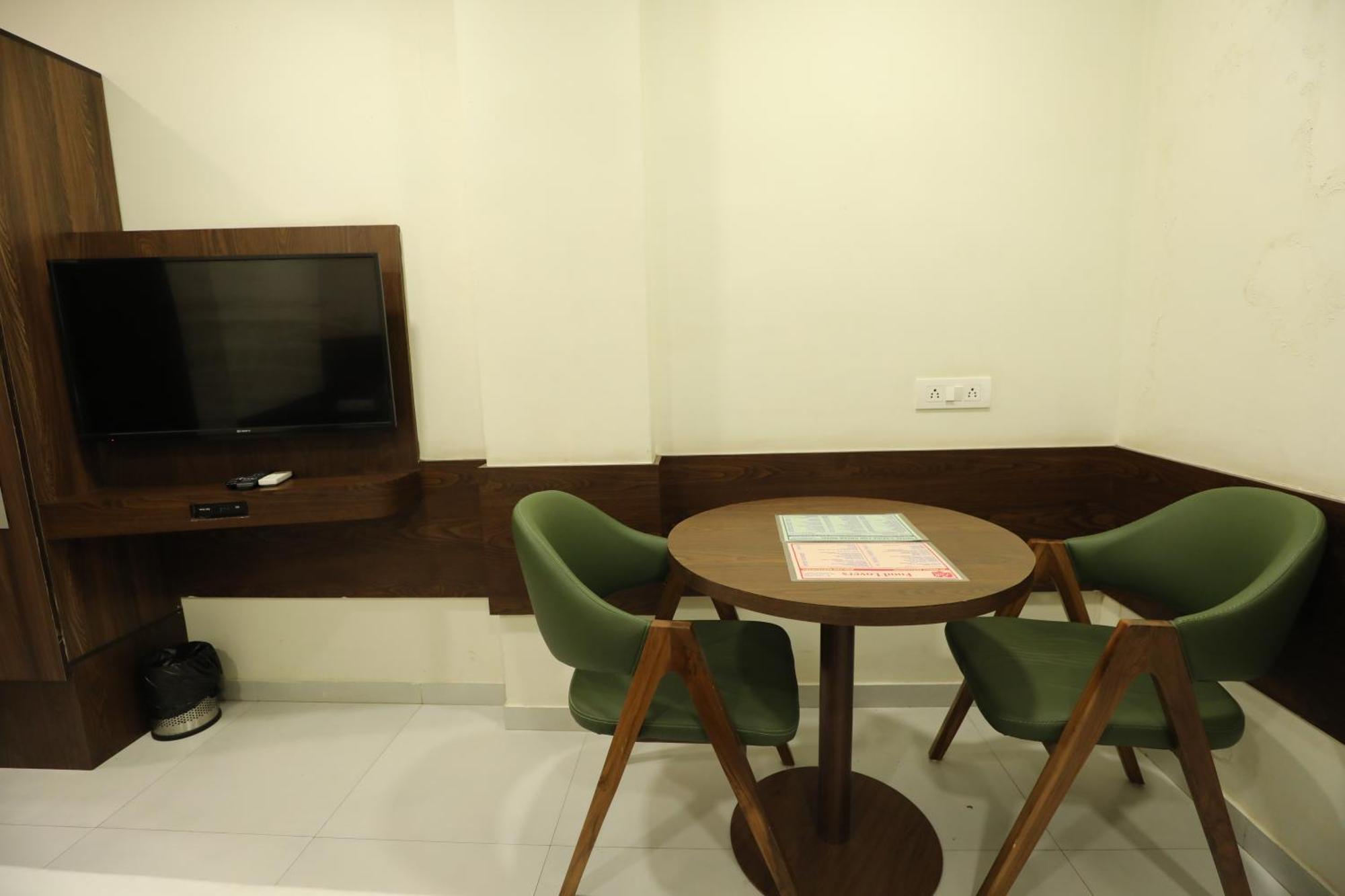 Greenotel Rooms Hazira, Surat Exteriör bild