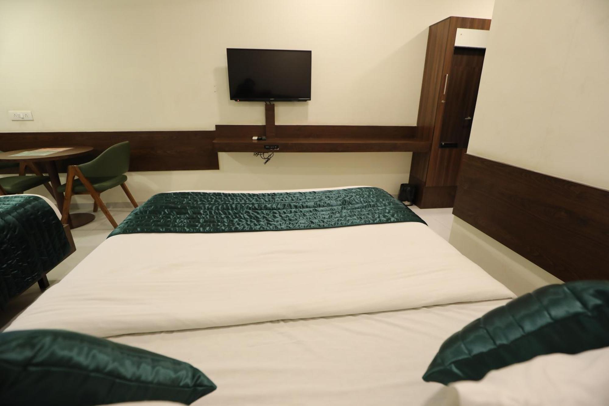 Greenotel Rooms Hazira, Surat Exteriör bild